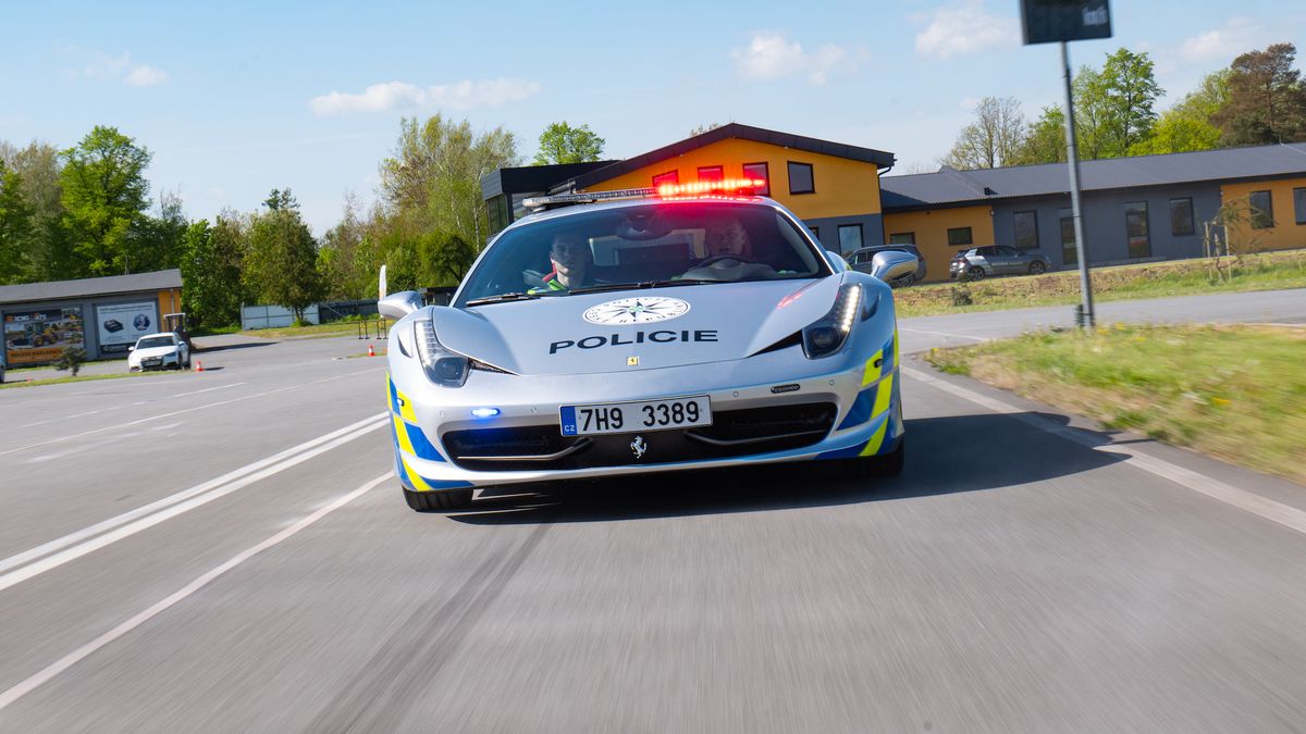 Policejní ferrari má za sebou novou kilometrovou metu. Řidiči si jej fotí. A pak dostanou pokutu